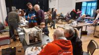 Mensen repareren spullen tijdens het repair café in Wezembeek-Oppem