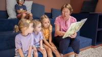 Kris Brigitta leest voor aan kinderen